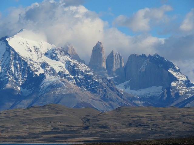 3つの岩が並ぶチリの「トーレスデルパイネ」はパタゴニア代表の景勝地