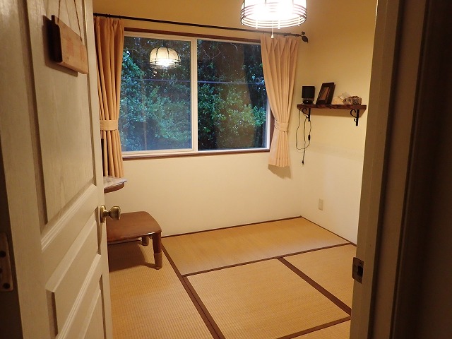 1名様用の畳のお部屋は、小さいながらも落ち着けます。
