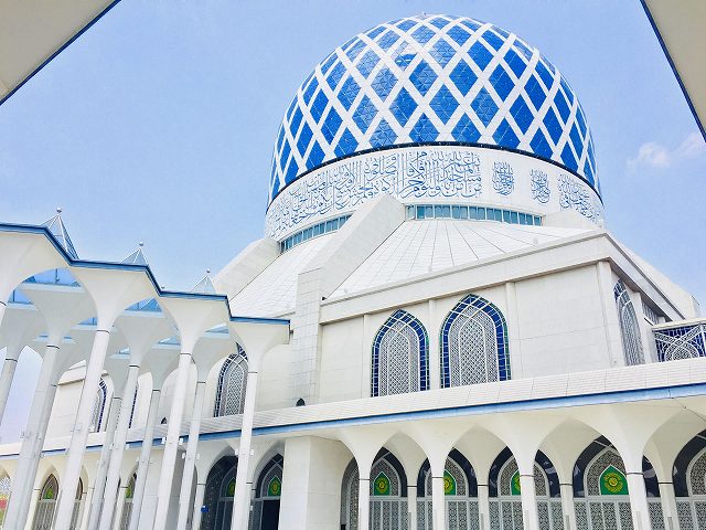 青と白のコントラストが美しいマレーシアのブルーモスク