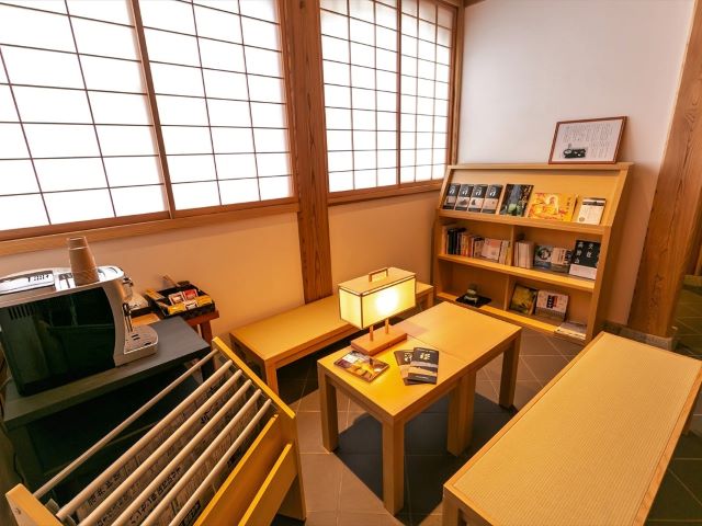 禅の話や坐禅、又は精進料理や永平寺に関する書物が並ぶ書籍スペース「禅ライブラリー」