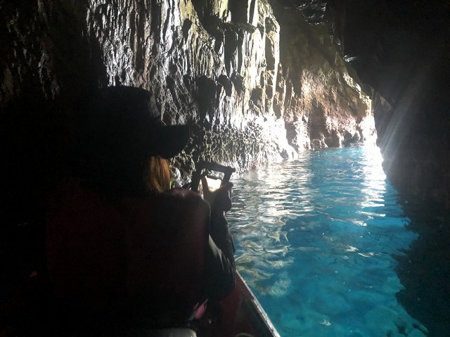 シーカヤックに乗って、青の洞窟など奄美の秘境を探検しませんか？