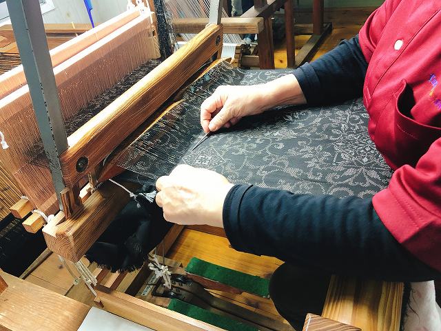 手作業で伝統の本場奄美大島紬を制作しています。