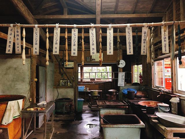 大島紬村訪問 世界で唯一の染色方法 泥染め体験 奄美大島龍郷町 ホットホリデー