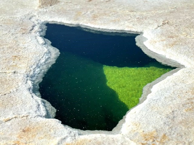 ダロール地区の硫黄泉など、地球の神秘を体感