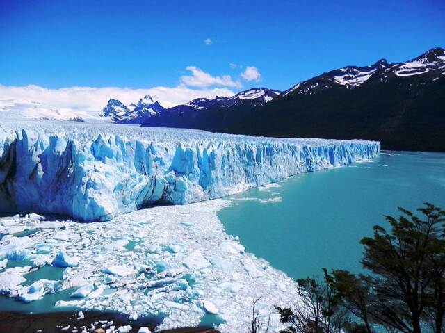 ペリトモレノ氷河の真っ青な絶景をお楽しみください。