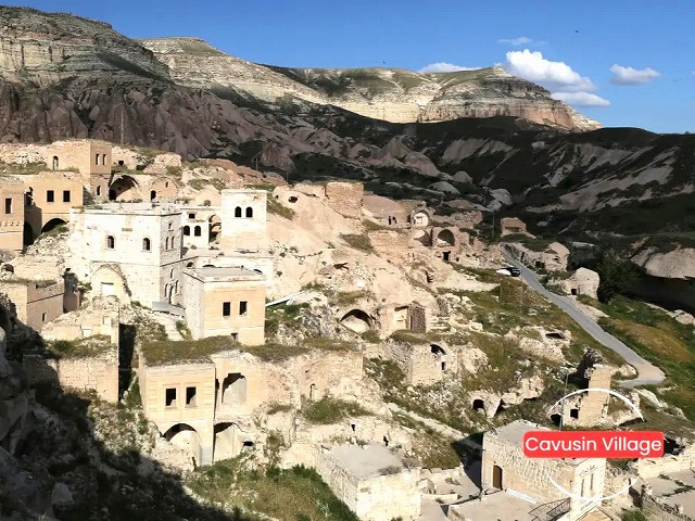 カヴシン村の洞窟住居を散策