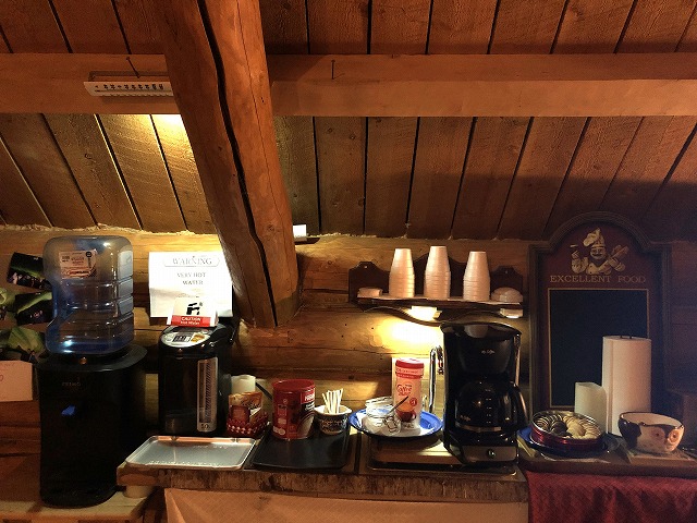 室内では暖かい飲み物をご用意しています。