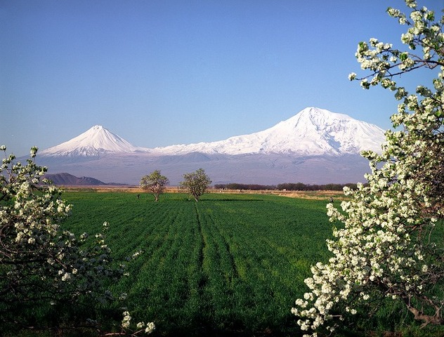トルコ国境に位置するアララト山は、ノアの方舟がたどり着いた聖地