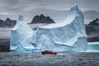 ＜7月・8月限定＞グリーンランドの氷山を巡る！タシーラク・クルスク2泊3日ツアー【レイキャビク発着/往復航空運賃込/ヘリコプター搭乗/英語ガイド】