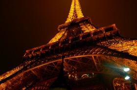 パリの夜景を格安価格で!!バスで行く格安パリ・イルミネーションツアー (日本語オーディオガイド付)