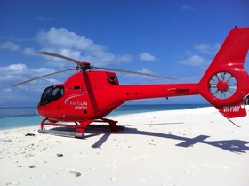 ヘリコプターで行く砂の島
