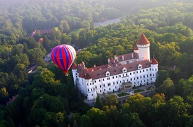 チェコの広大な自然とお城を上空から楽しむ熱気球