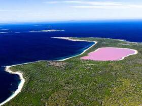 オーストラリアのピンクレイクとしては最も有名なヒリア湖とミドル島遊覧飛行！