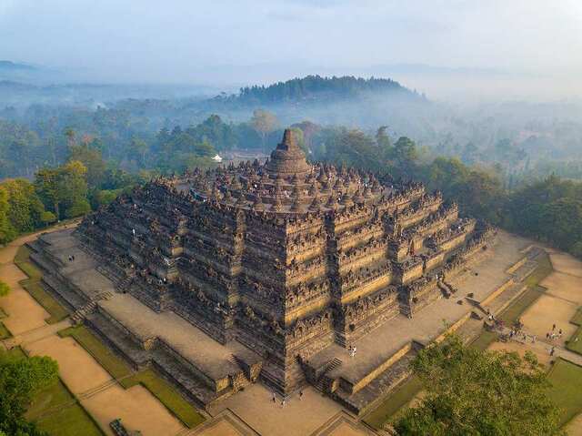 シンガポール発 ボロブドゥールとプランバナン2大世界遺産 + ジョグジャカルタ市内観光 2泊3日【シンガポール発往復航空券 / ホテル2泊 / 空港送迎 / 日本語ガイド】