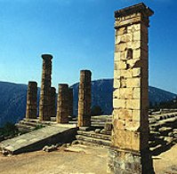 世界遺産デルフィ遺跡1日観光!古代ギリシャの聖域「アポロン神殿」とデルフィ博物館を見学