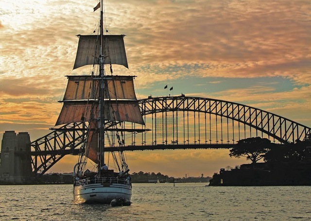 帆船で楽しむ！シドニーハーバートワイライトディナークルーズ