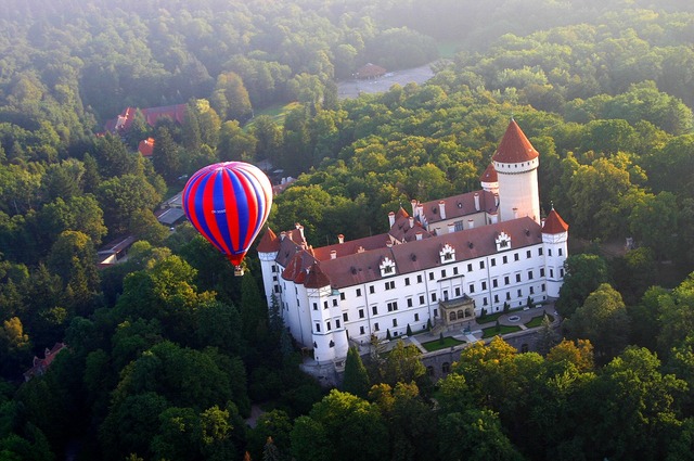 チェコの広大な自然とお城を上空から楽しむ熱気球