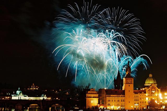 プラハで新年を祝う！大晦日スペシャルディナークルーズ[4.5時間/ 12月31日限定] 3コースディナー＆ドリンク付き