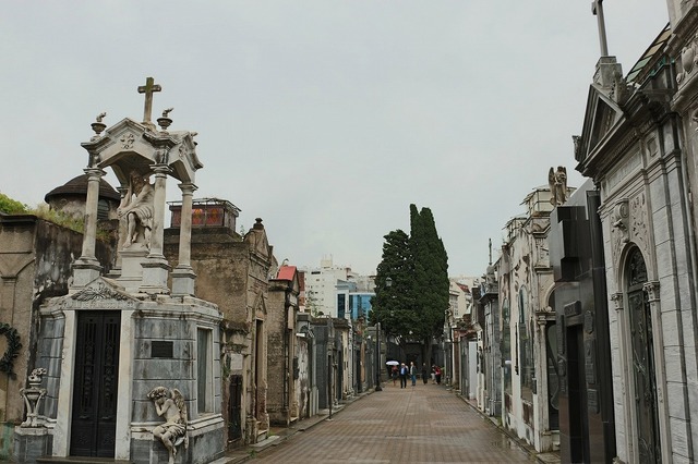 ブエノスアイレス レコレータ墓地を訪れるツアーの予約ならホットホリデー