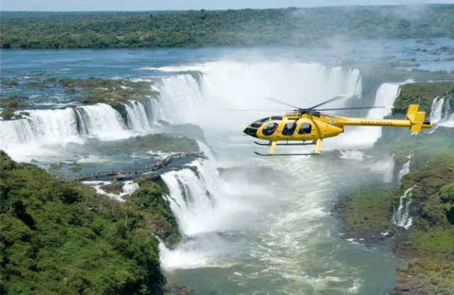ヘリコプターから見るイグアスの滝！【ブラジル側/ 約10分の遊覧飛行】