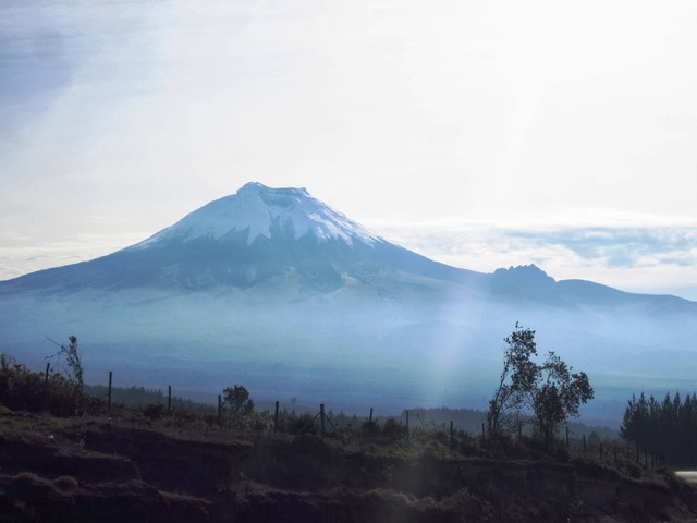 エクアドルの富士山！コトパクシ山1日観光【英語ガイド】