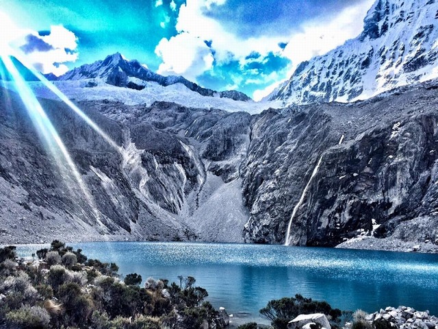 標高4,600mの絶景の湖！ラグーナ69トレッキングツアー