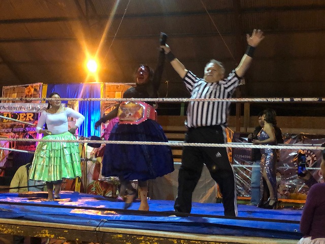 ラパス名物オバちゃんプロレス「チョリータレスリング」観戦！