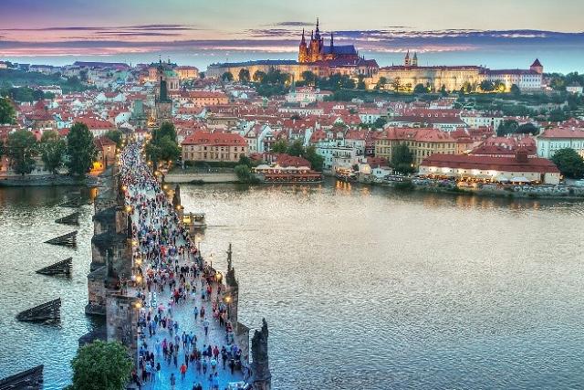 ウィーン発 隣国チェコの首都 プラハを訪れる１日【英語ガイド / 混載】