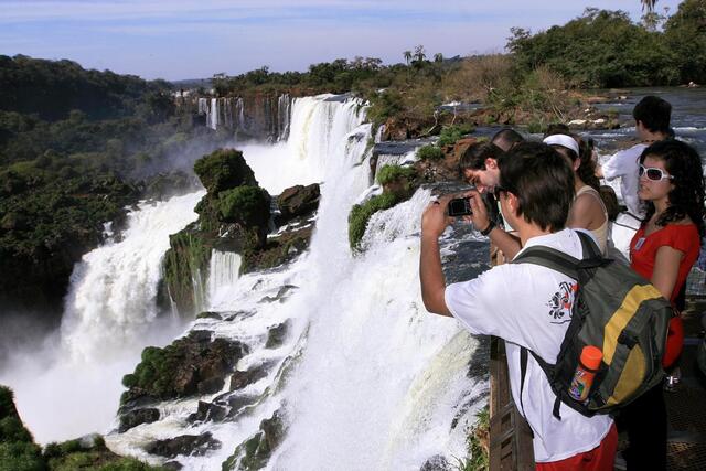 イグアスの滝 ブラジル側とアルゼンチン側を巡る1日ツアー【フォスドイグアス発】