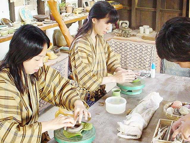 ケンムン村で島の歴史と文化に触れる！陶芸体験【奄美大島笠利町】